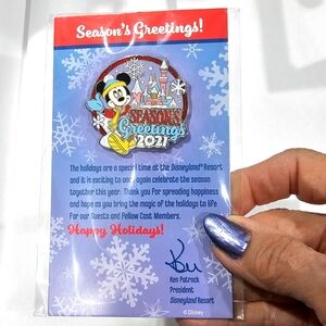 Disneyland Resort Cast Member Exclusive 2021  SEASONS GREETINS Pin Trading